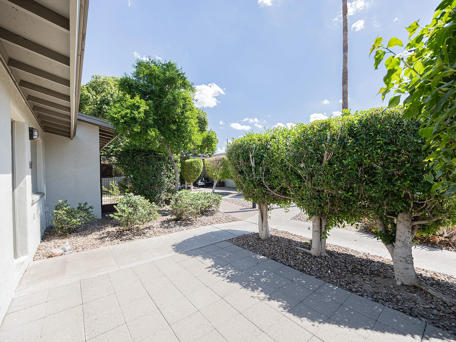 1850 E Maryland Ave — Photo 4