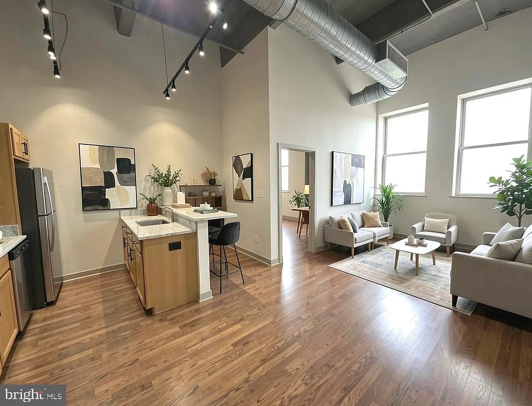 1 bed, 1.0 bath, 734 sqft, $1,800 — Photo 1