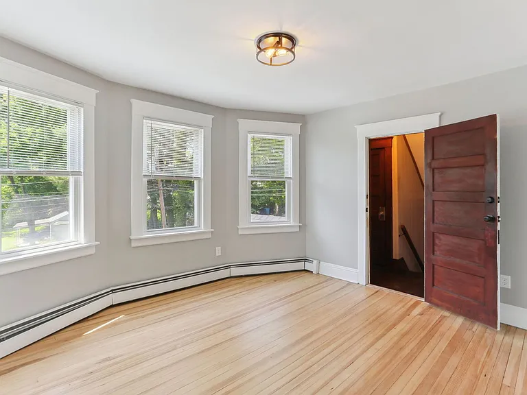 139 Albany Ave — Photo 3