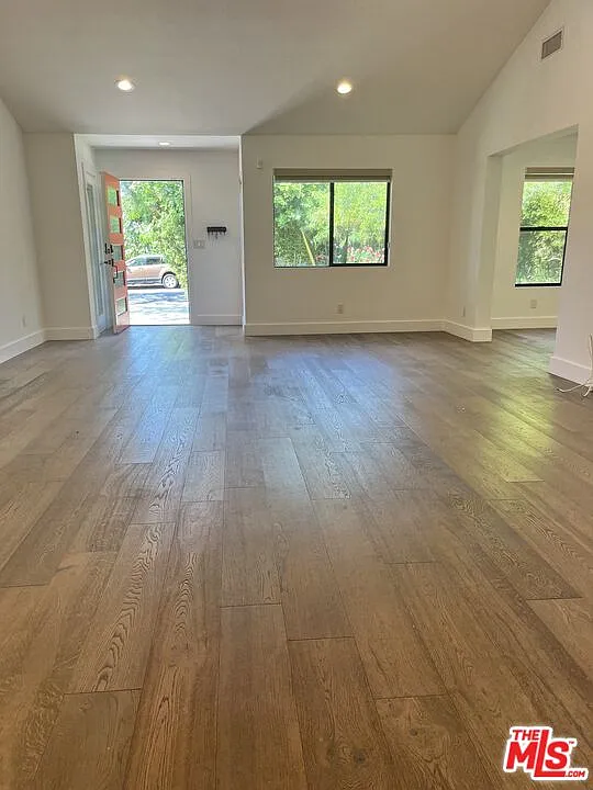 3 bed, 2.5 bath, 2166 sqft, $8,400 — Photo 3