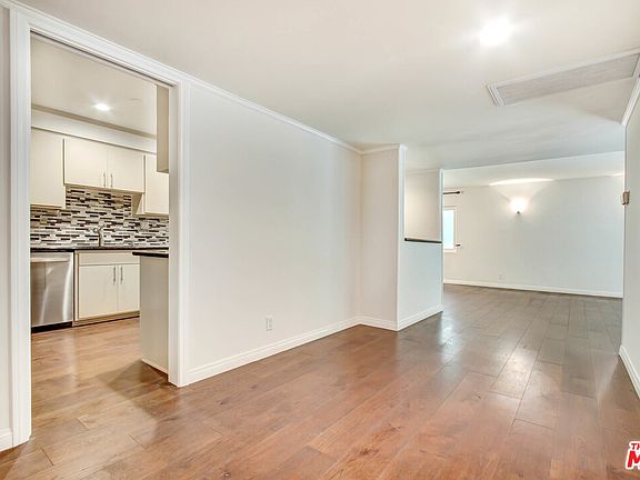 3rd image of 16012 Moorpark St Unit 202