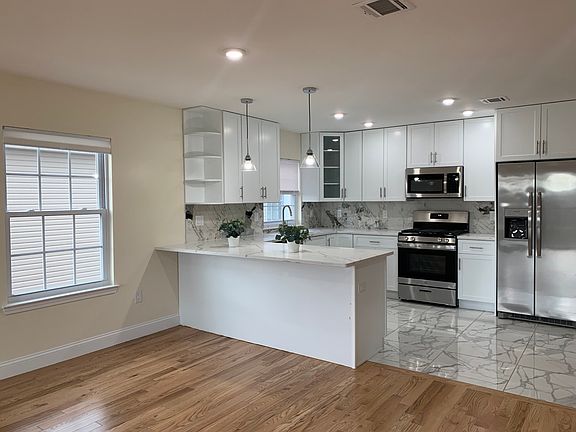 3rd image of 257 Dukes St Floor 1