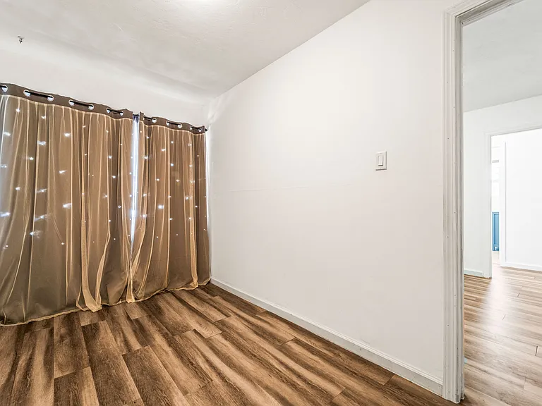 560 Russell St — Photo 6