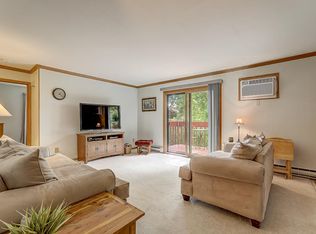 627 Hartridge Dr #D, Hartland, WI 53029