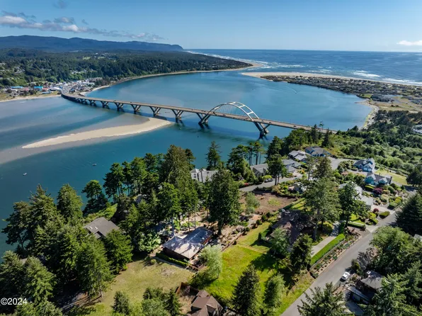 744 NW Highland Dr, Waldport, OR 97394