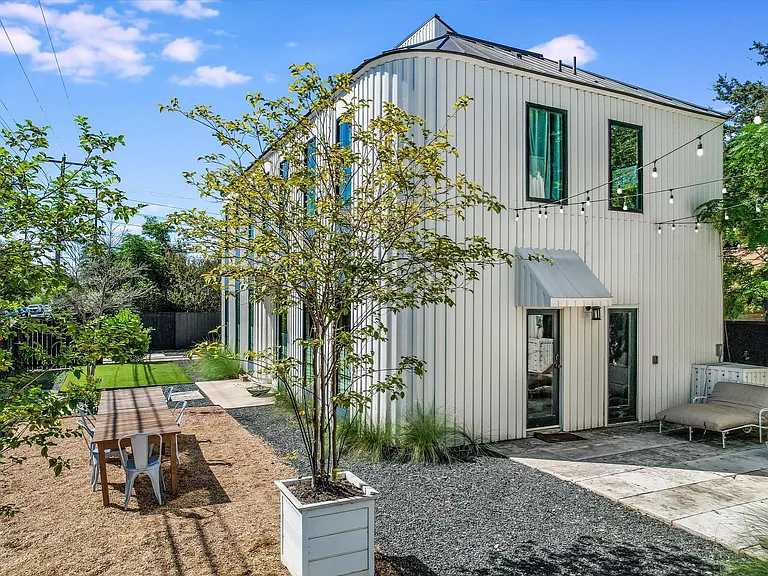 1300 Navasota St — Photo 24