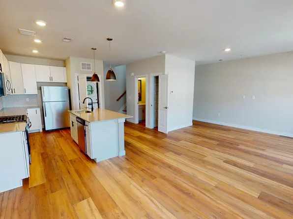 216 Eberle Ter #216, Parlin, NJ 08859