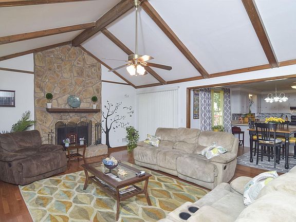5th image of 105 Sweetwood Cir