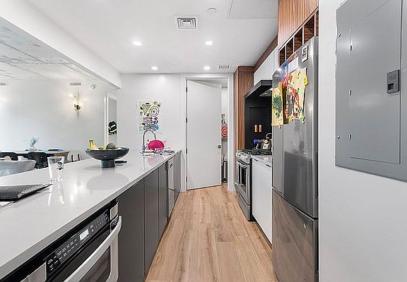 4th image of 3707 Blackstone Pl #401
