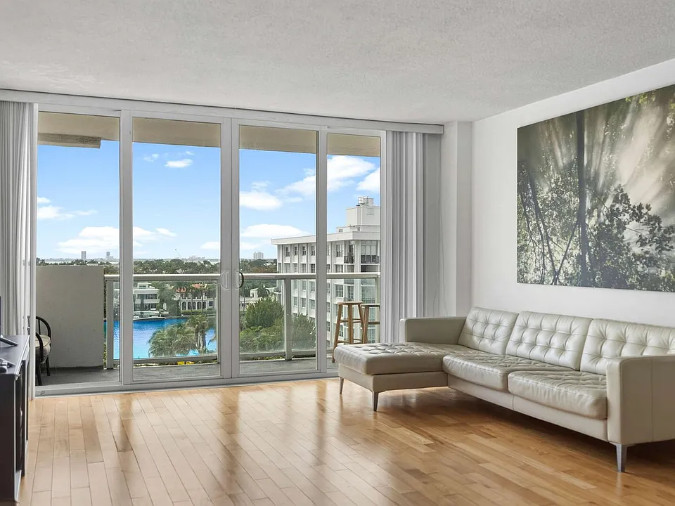 5599 Collins Ave #ID1475832P