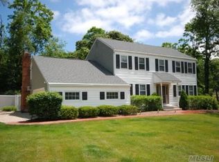 14 Laurel Ct, Wading River, NY 11792