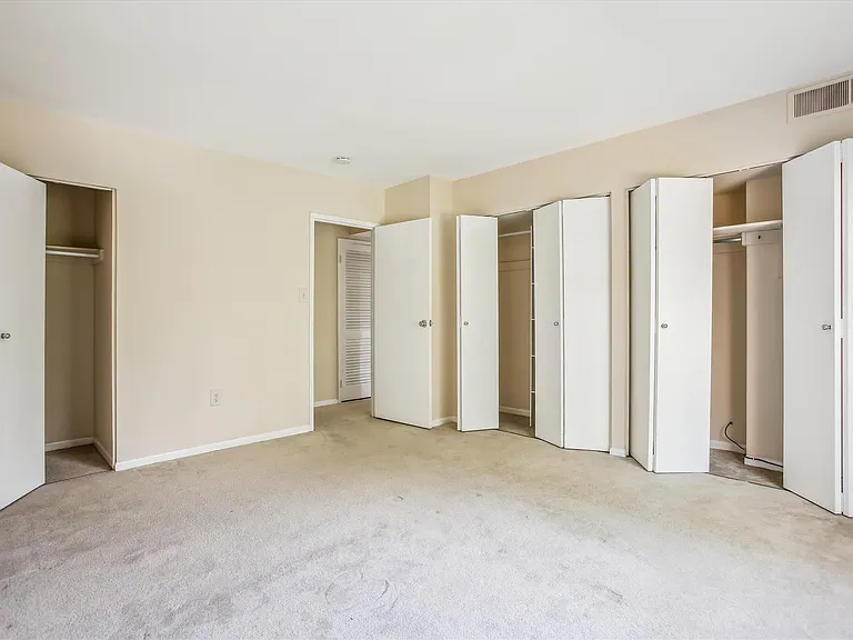 9712 Kingsbridge Dr #303 — Photo 17