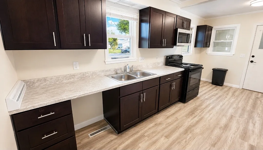 3 bed, 1.5 bath, 1350 sqft, $2,400 — Photo 2