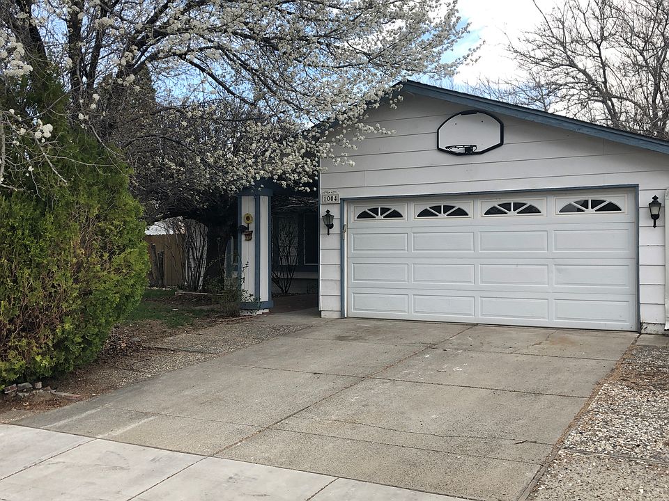 1st image of 1004 Pinewood Dr