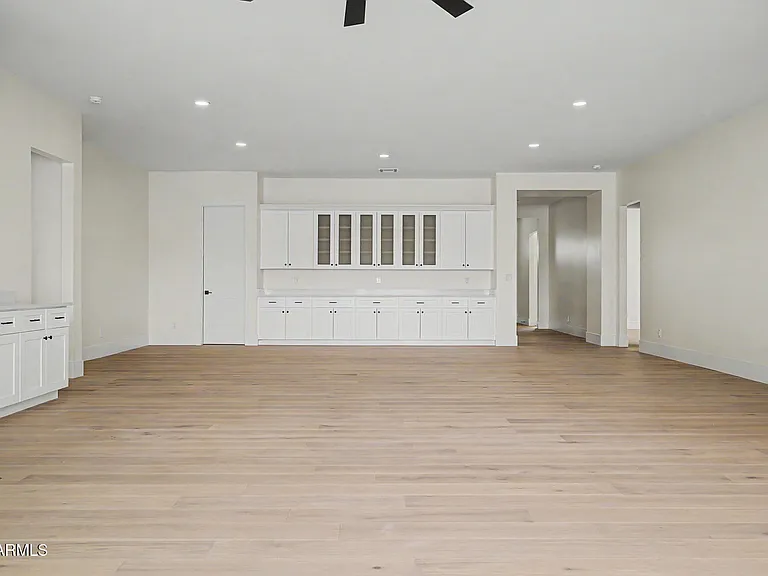 3229 E Roma Ave — Photo 9