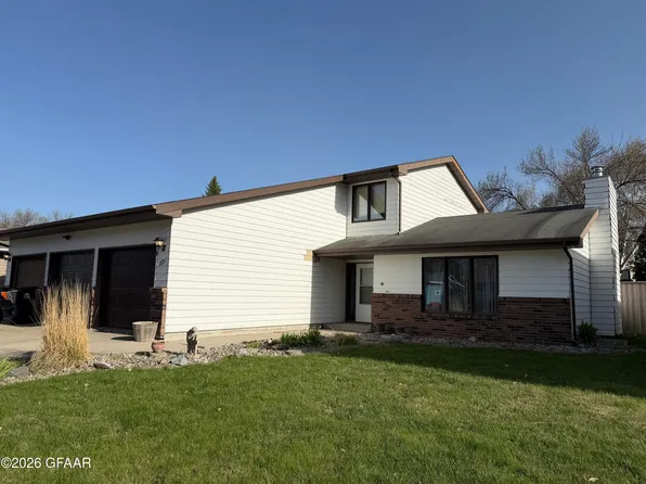 321 Circle Hills Dr, Grand Forks, ND 58201
