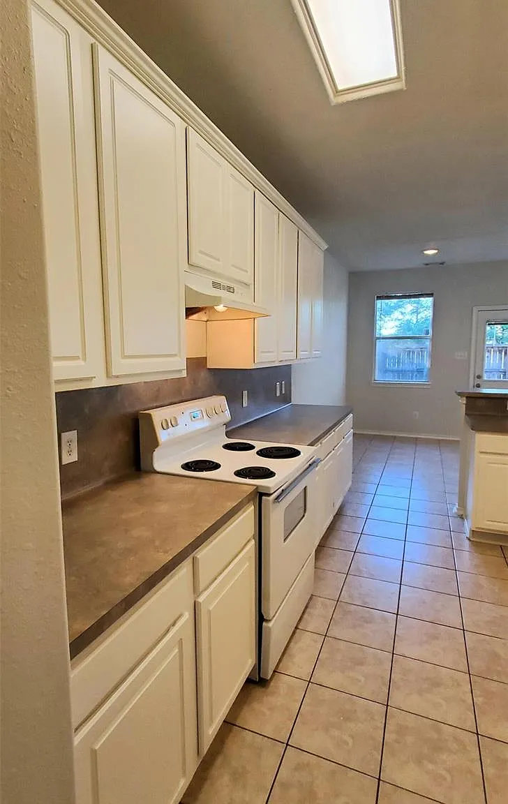 3 bed, 2.5 bath, 1645 sqft, $2,150 — Photo 4