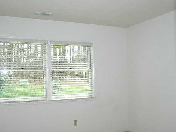 3rd image of 114 Woodbridge Ln