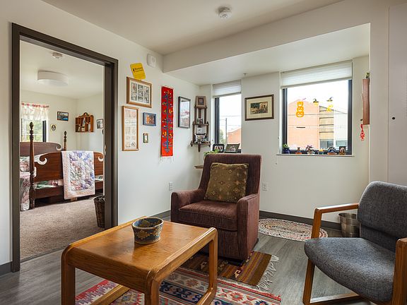 4th image of 230 S 6th St W #105