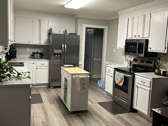 3rd image of 940 Pamela Ln