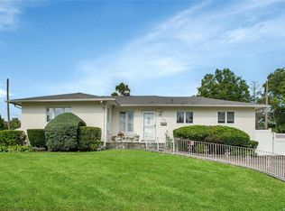 69 Diamond Dr, Plainview, NY 11803