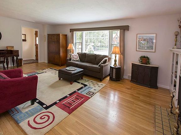 4th image of 19414 Laurel Ave