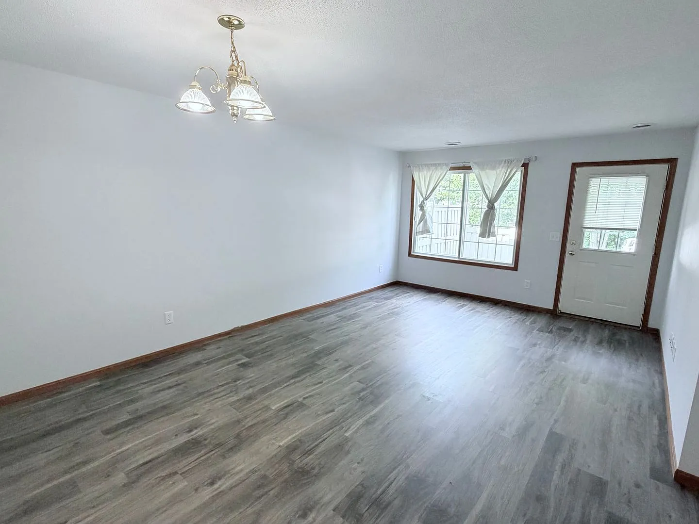 Spacious 2-Bedroom Woodbury Townhome with Walk-In Closets, Pond Views & Attached Garage! — Photo 3