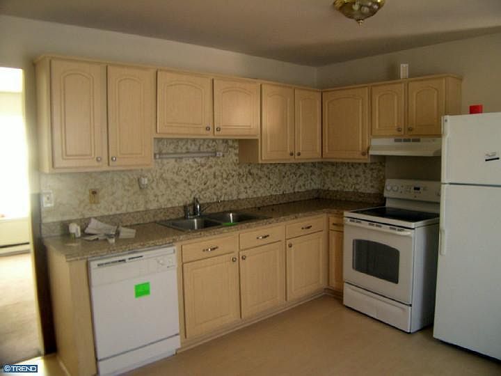 2nd image of 127 Lester St