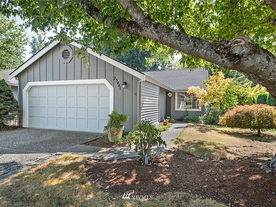 Rambler-style townhome in the Village at Single Creek!
