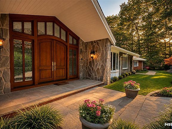 2nd image of 3 Highwood Pl