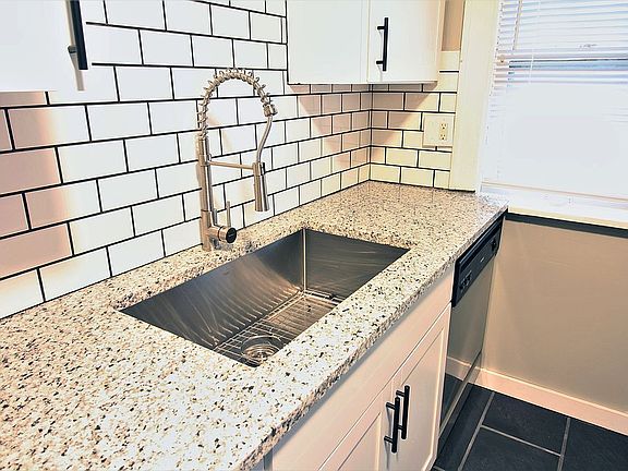2nd image of 1623 Victoria Ave