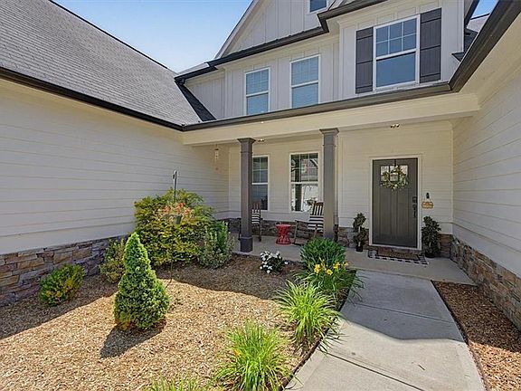 2nd image of 467 Longwood Pl