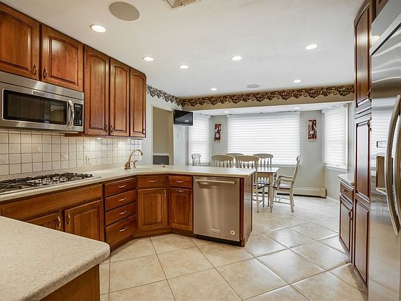 4th image of 5 Stonehenge Ln