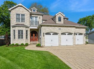 35 S Shore Ln, Lake Zurich, IL 60047