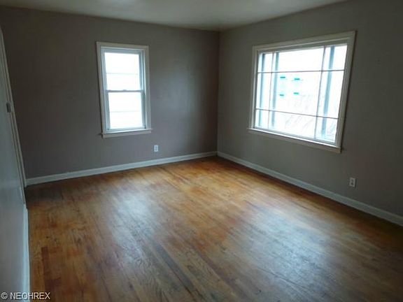 5th image of 930 E Archwood Ave