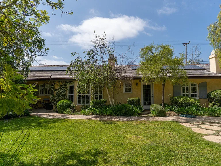1146 N Fairview Ave — Photo 3