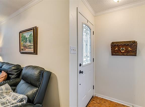 3rd image of 1208 Hilltop Dr