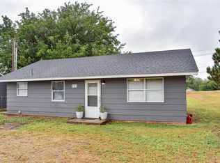 405 N 1st St, Sayre, OK 73662