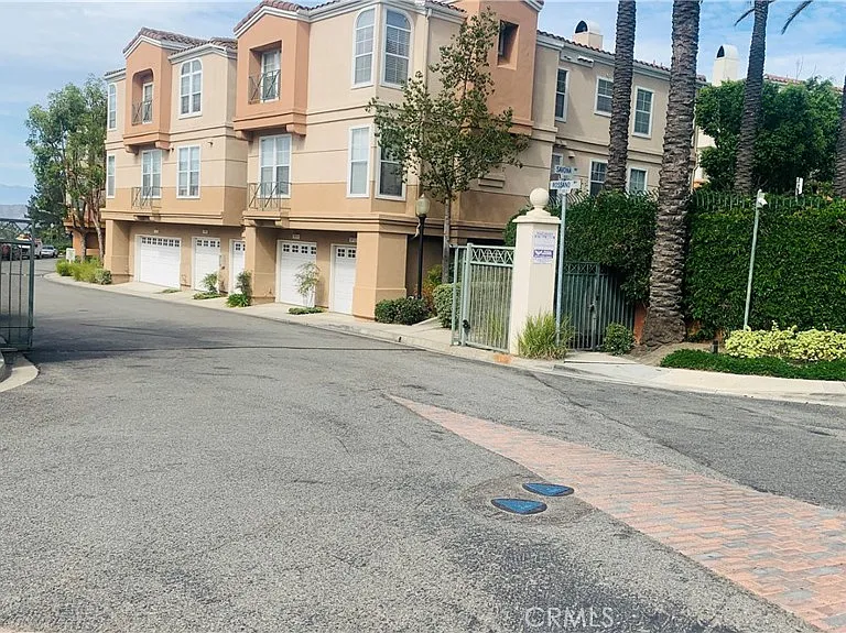 1044 S Rossano Way — Photo 16