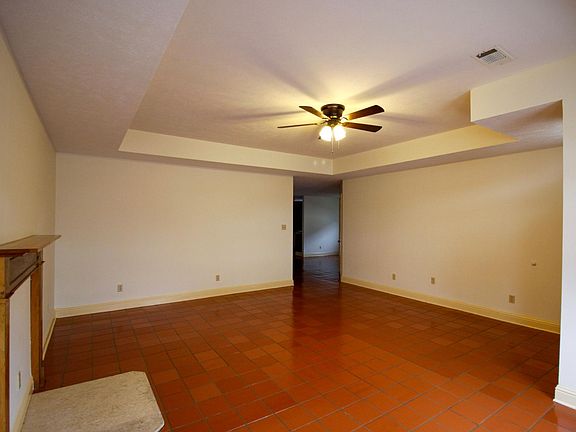 3rd image of 3747 Newcastle Dr