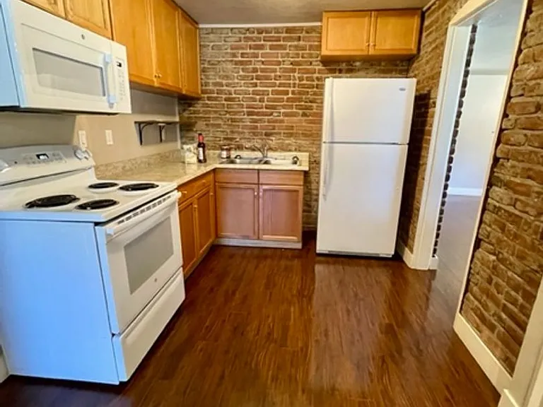 Newport Ave Triplex - 00404-NEWP-00 — Photo 9