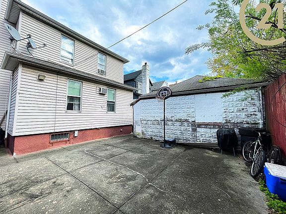 4th image of 2040 E 22nd St