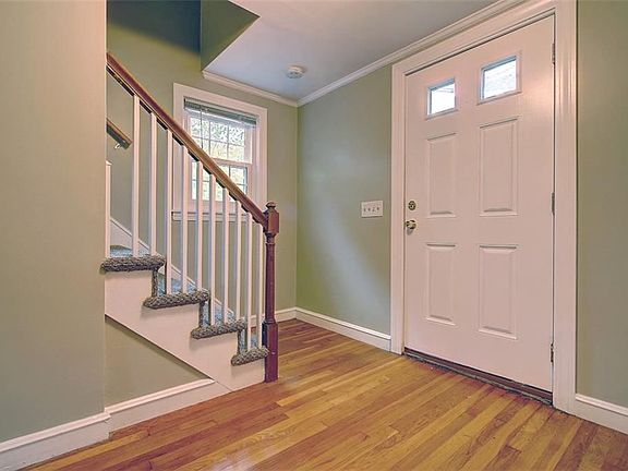 4th image of 27 Winsor Dr