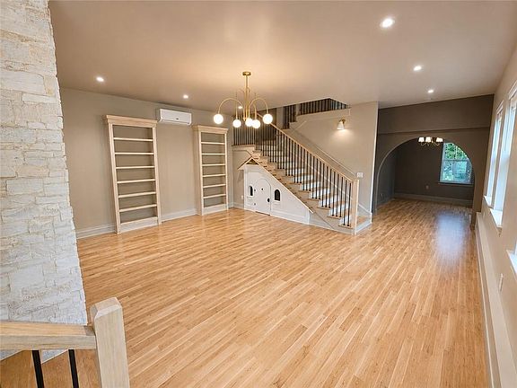 5th image of 2820 Lullwater Dr