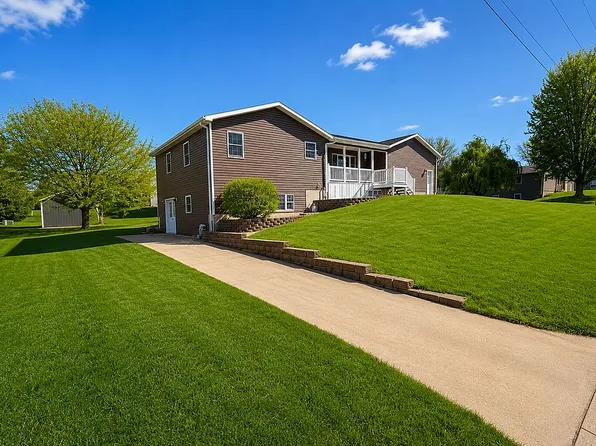 740 W 6th St, Monticello, IA 52310