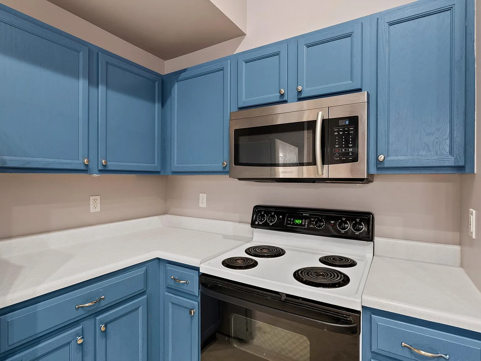 2 bed, 992 sqft, $1,600 — Photo 1