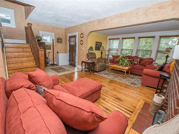 4th image of 98 Sheffield Ave