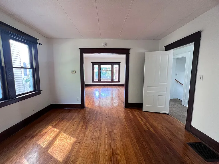 425 Fuller Ave SE — Photo 6