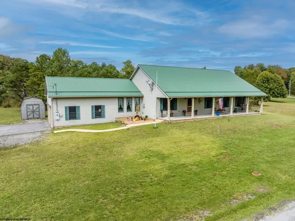 402 Grosbeak Dr, Terra Alta, WV 26764