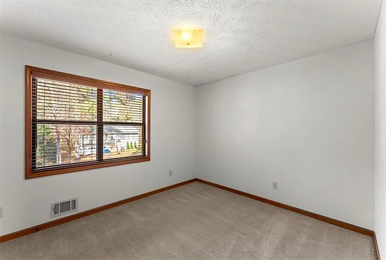 3 bed, 2112 sqft, $2,250 — Photo 4